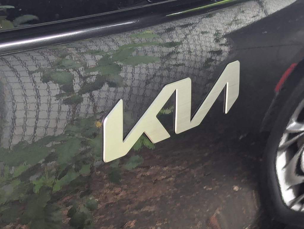 Used 2022 Kia Niro EX Premium w/ Cold Weather Package FWD image 5