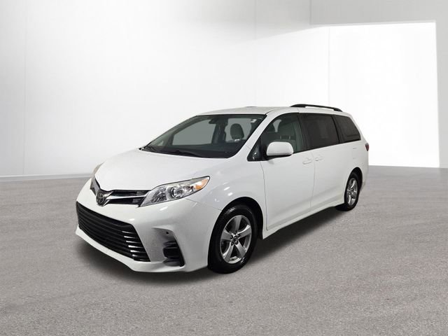 Used 2018 Toyota Sienna LE image 2