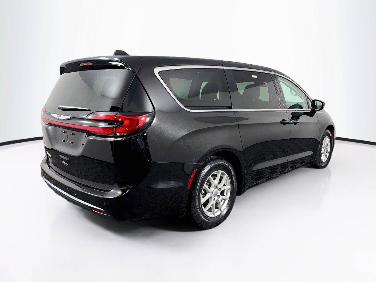 Used 2024 Chrysler Pacifica Touring-L FWD image 11