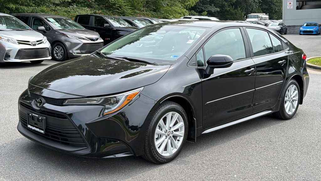 Used 2025 Toyota Corolla LE w/ LE Premium Package FWD image 2
