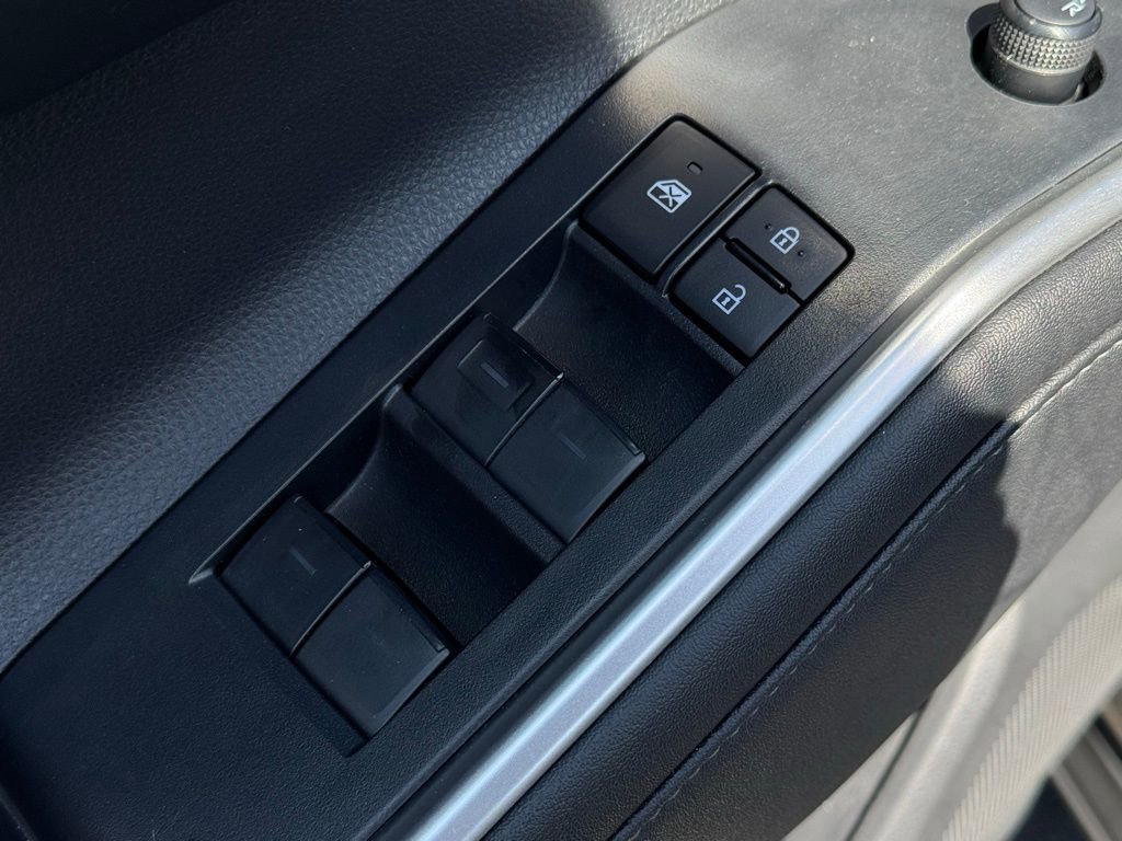 Used 2024 Toyota Highlander XLE FWD image 16