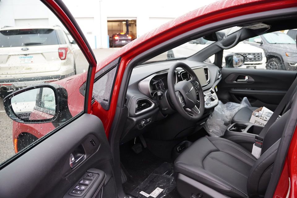 New 2026 Chrysler Pacifica Select image 10
