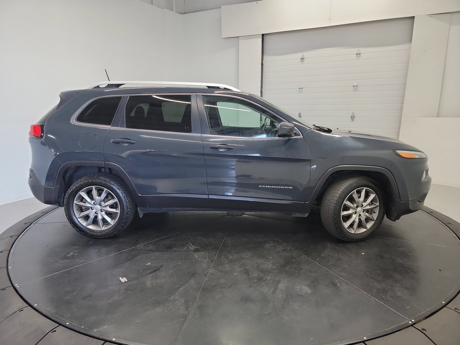 Used 2018 Jeep Cherokee Limited AWD/4WD image 11