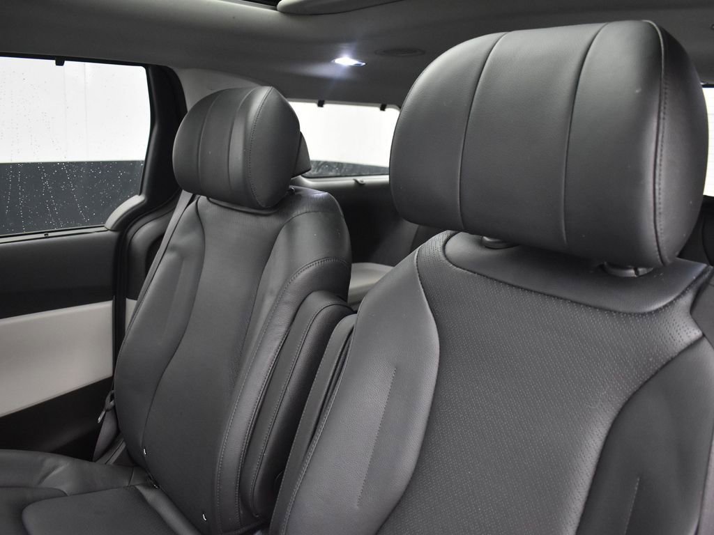 Used 2022 Kia Carnival SX Prestige image 11