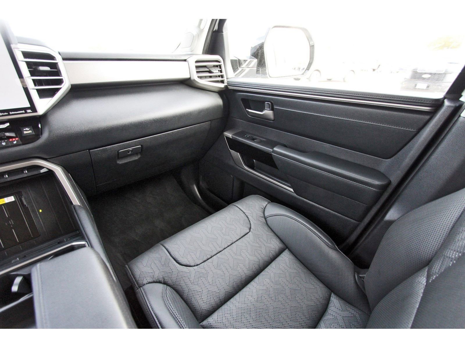 Used 2022 Toyota Tundra Limited w/ Power Package image 12