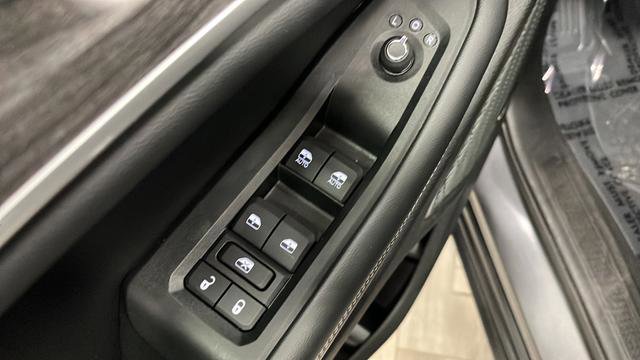 Used 2024 Jeep Grand Cherokee Limited w/ Luxury Tech Group II image 21