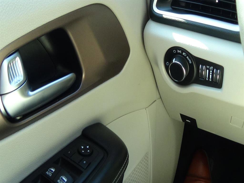 Used 2022 Chrysler Voyager LX image 22