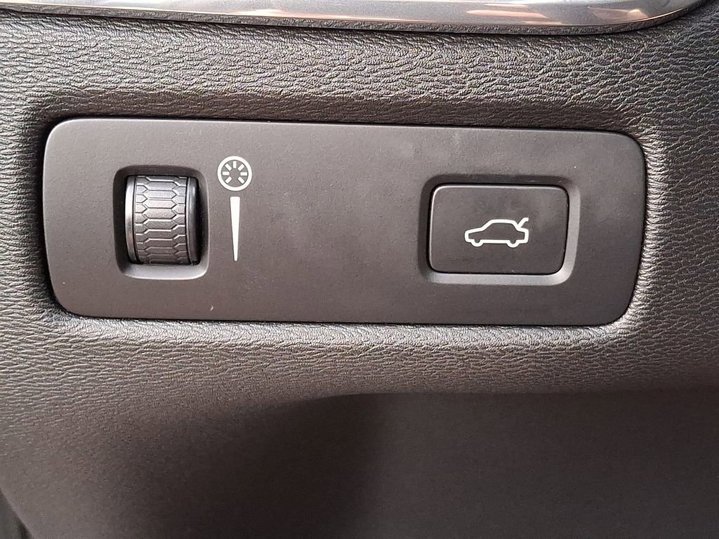 Used 2019 Volvo XC60 T6 Momentum w/ Premium Package image 22