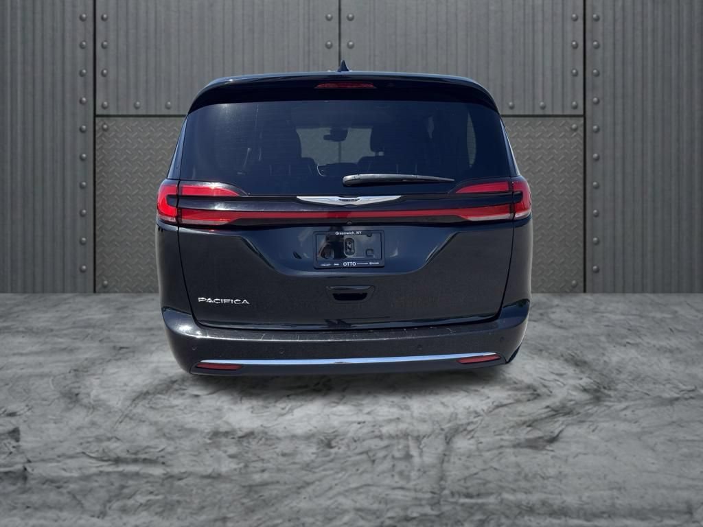 Used 2023 Chrysler Pacifica Touring-L FWD image 6