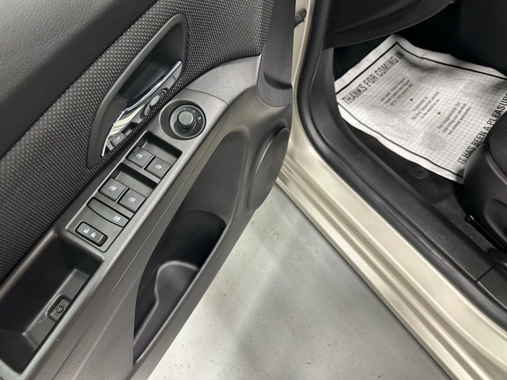 Used 2015 Chevrolet Cruze LT FWD image 9