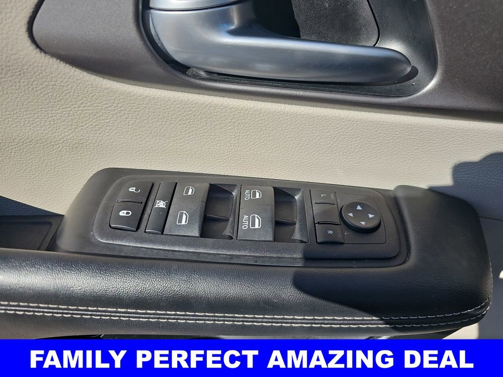 Used 2024 Chrysler Pacifica Select image 30