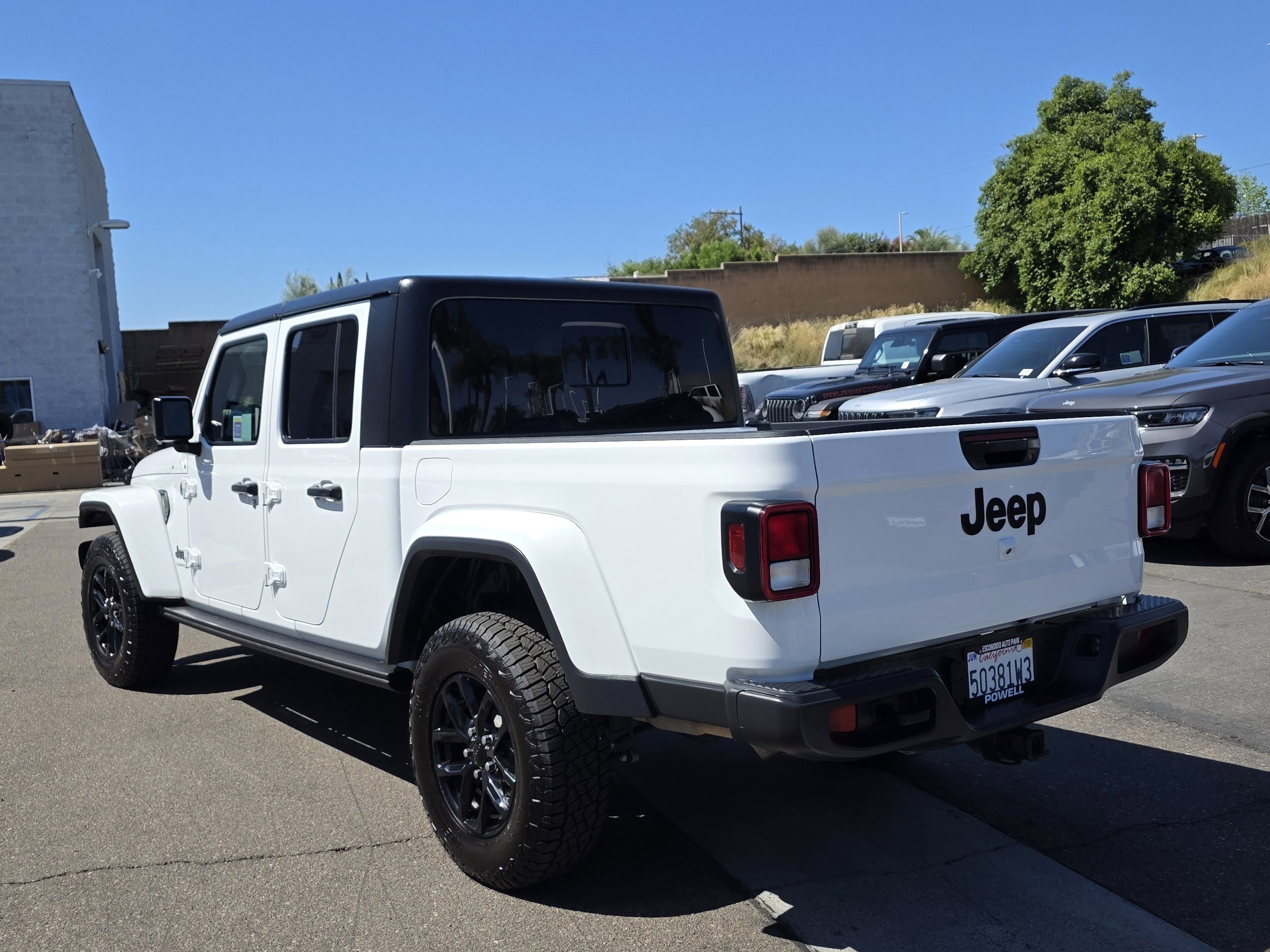 Certified 2023 Jeep Gladiator Sport AWD/4WD image 3