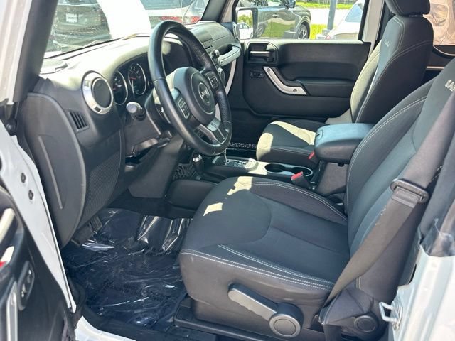 Used 2017 Jeep Wrangler Sahara w/ Connectivity Group AWD/4WD image 25