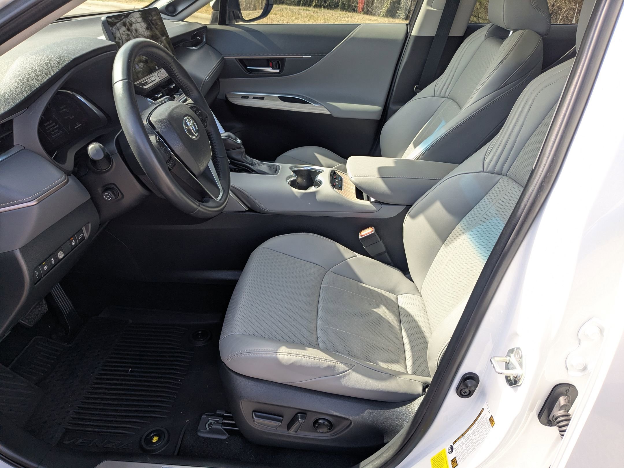 Used 2024 Toyota Venza Limited image 17