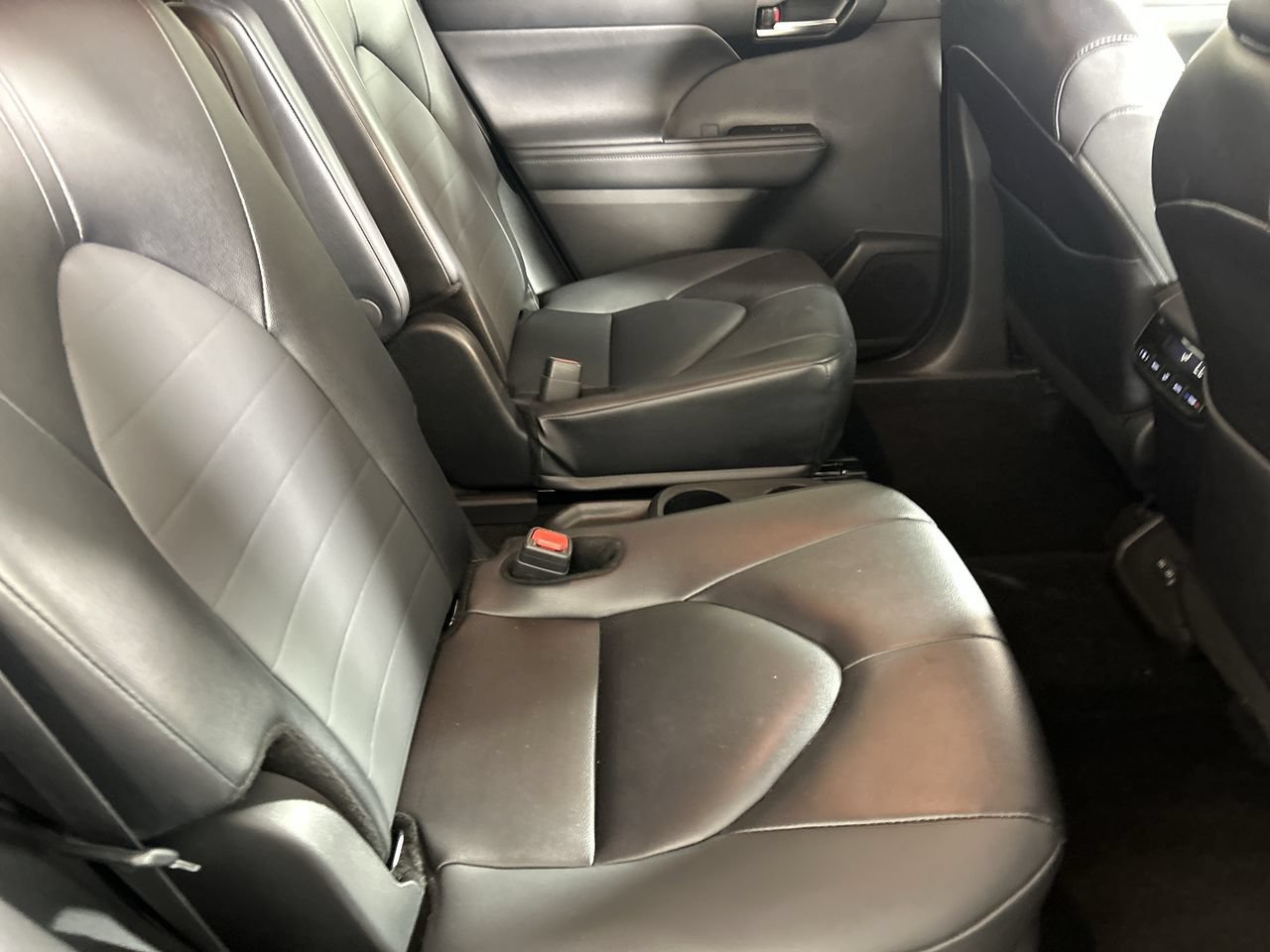 Used 2025 Toyota Highlander XLE AWD/4WD image 26