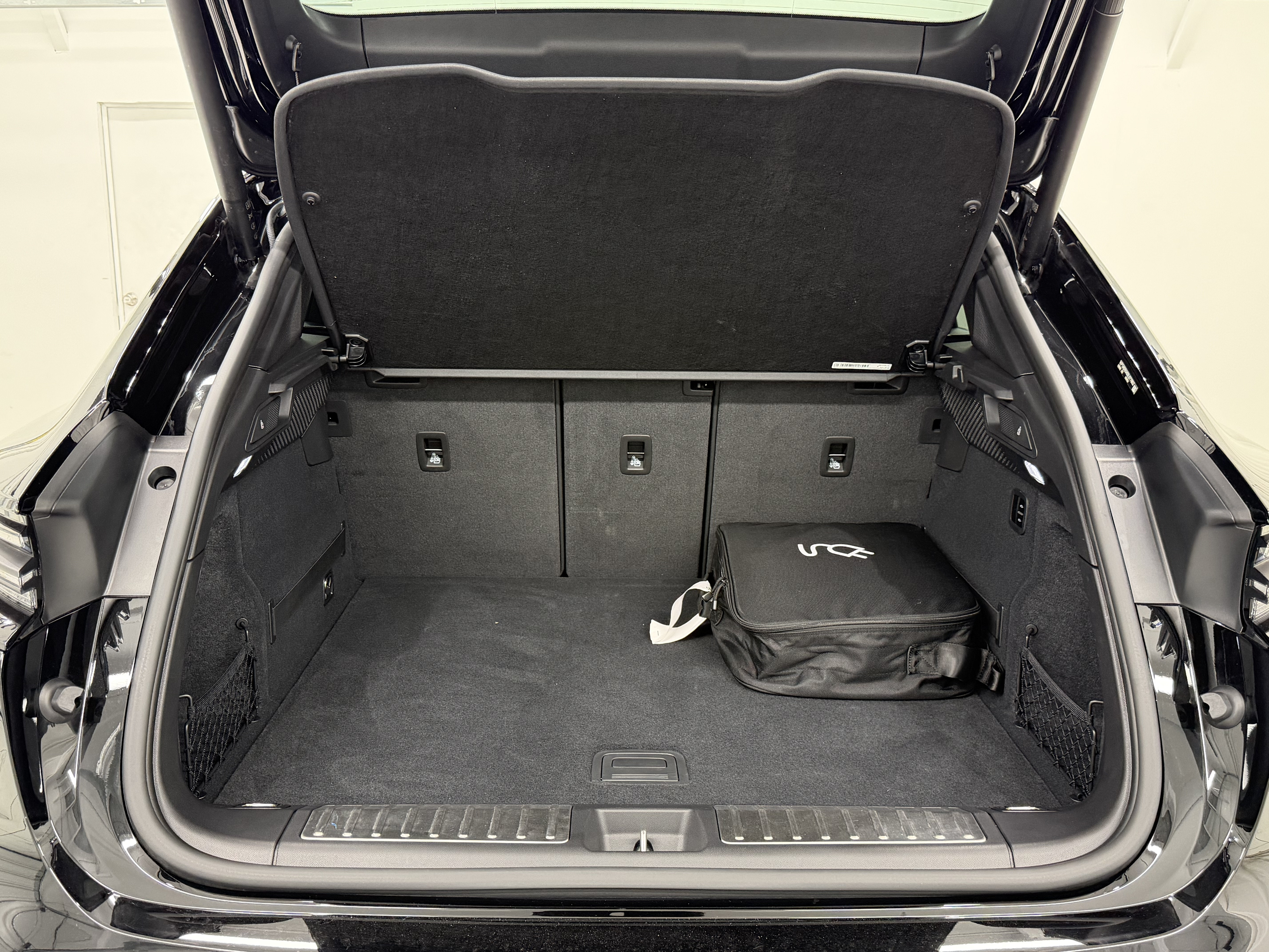 Certified 2025 Porsche Macan Electric RWD image 61