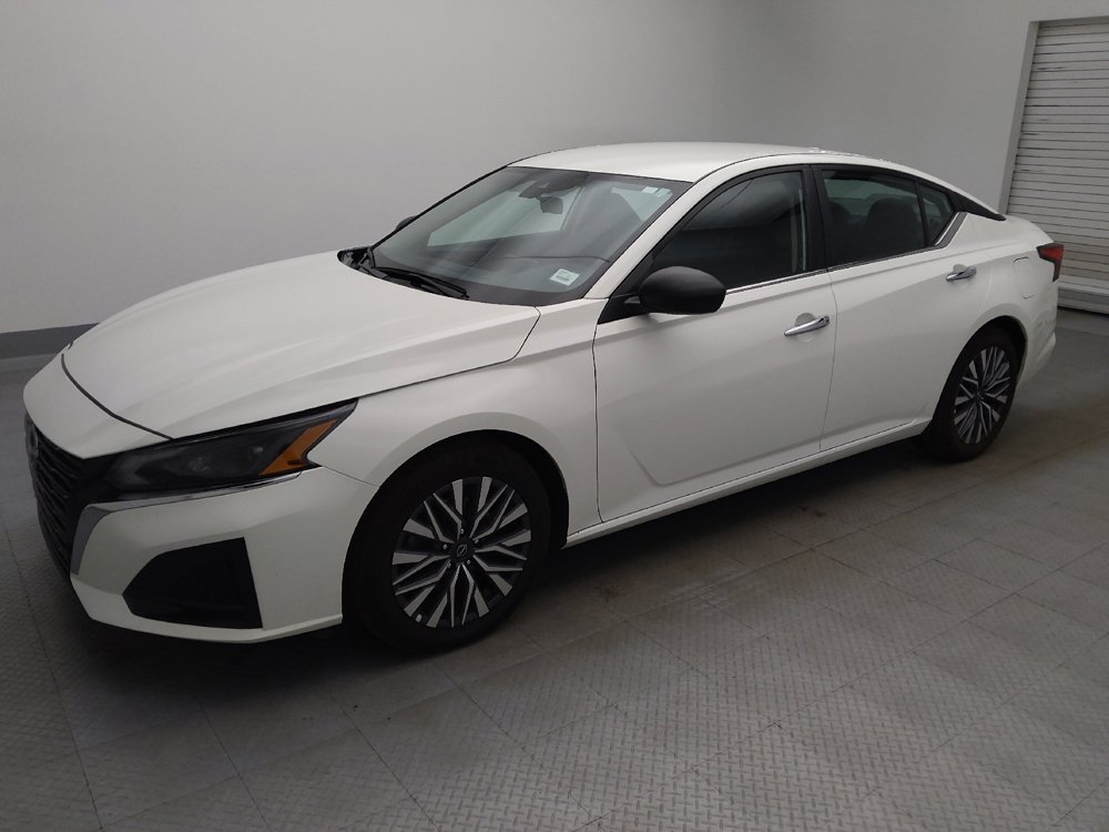 Used 2025 Nissan Altima 2.5 SV FWD image 2