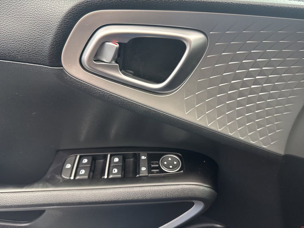 Used 2023 Kia Soul LX w/ LX Technology Package FWD image 27