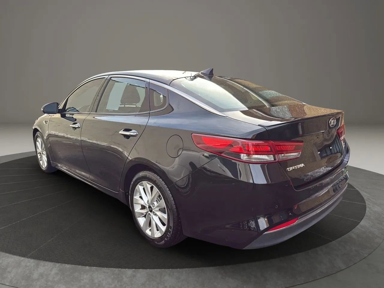 Used 2018 Kia Optima S w/ Panoramic Sunroof Package image 7