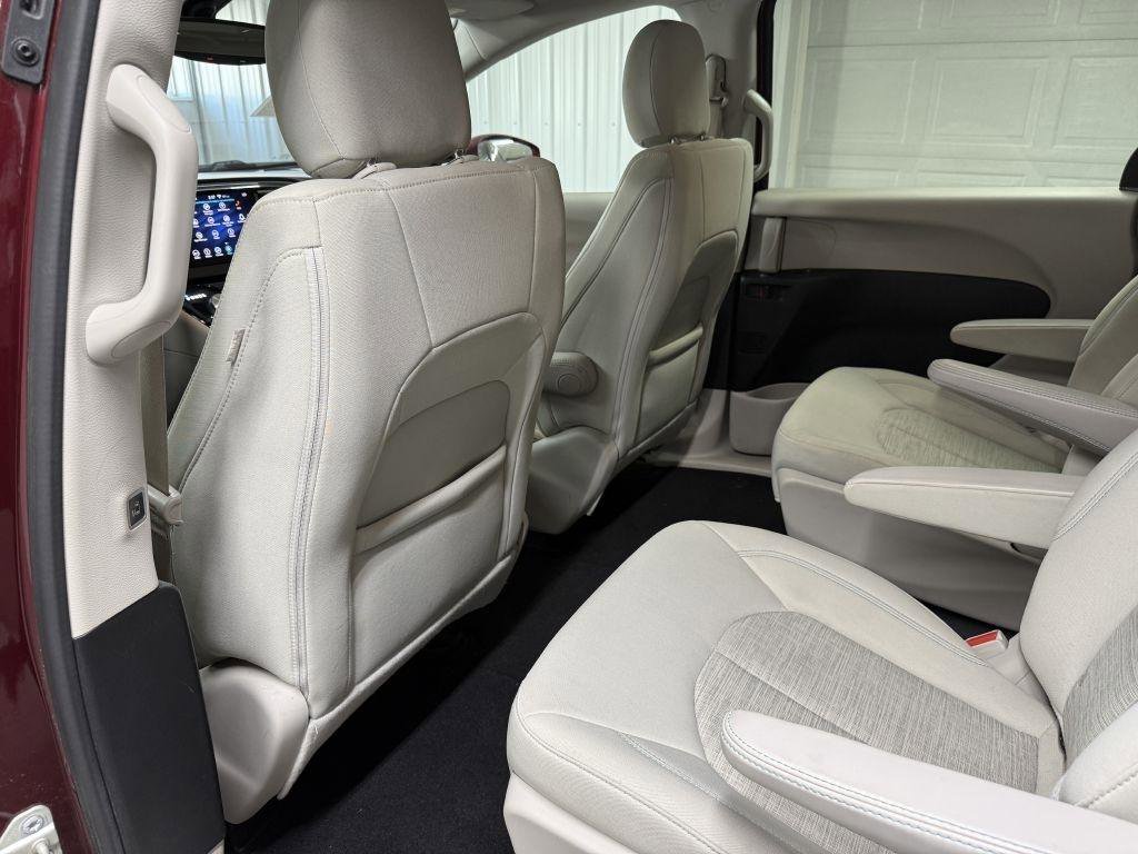 Used 2018 Chrysler Pacifica Touring Plus image 28