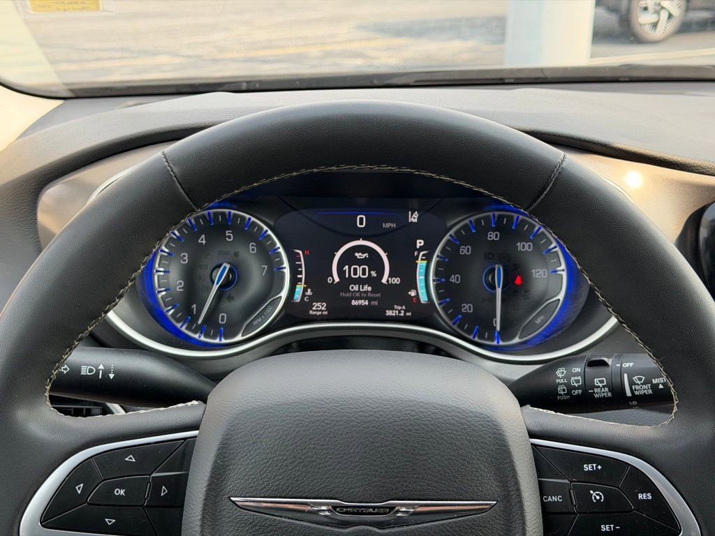 Used 2023 Chrysler Pacifica Touring-L image 29