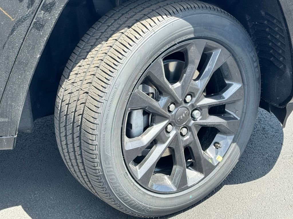 New 2026 Jeep Grand Cherokee L Limited AWD/4WD image 9