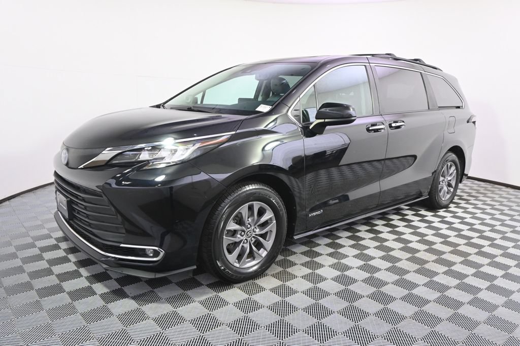 Used 2021 Toyota Sienna XLE w/ XLE Plus Package AWD/4WD image 2