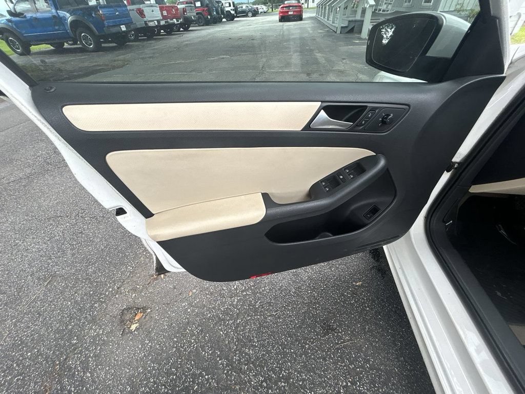 Used 2011 Volkswagen Jetta SE FWD image 12