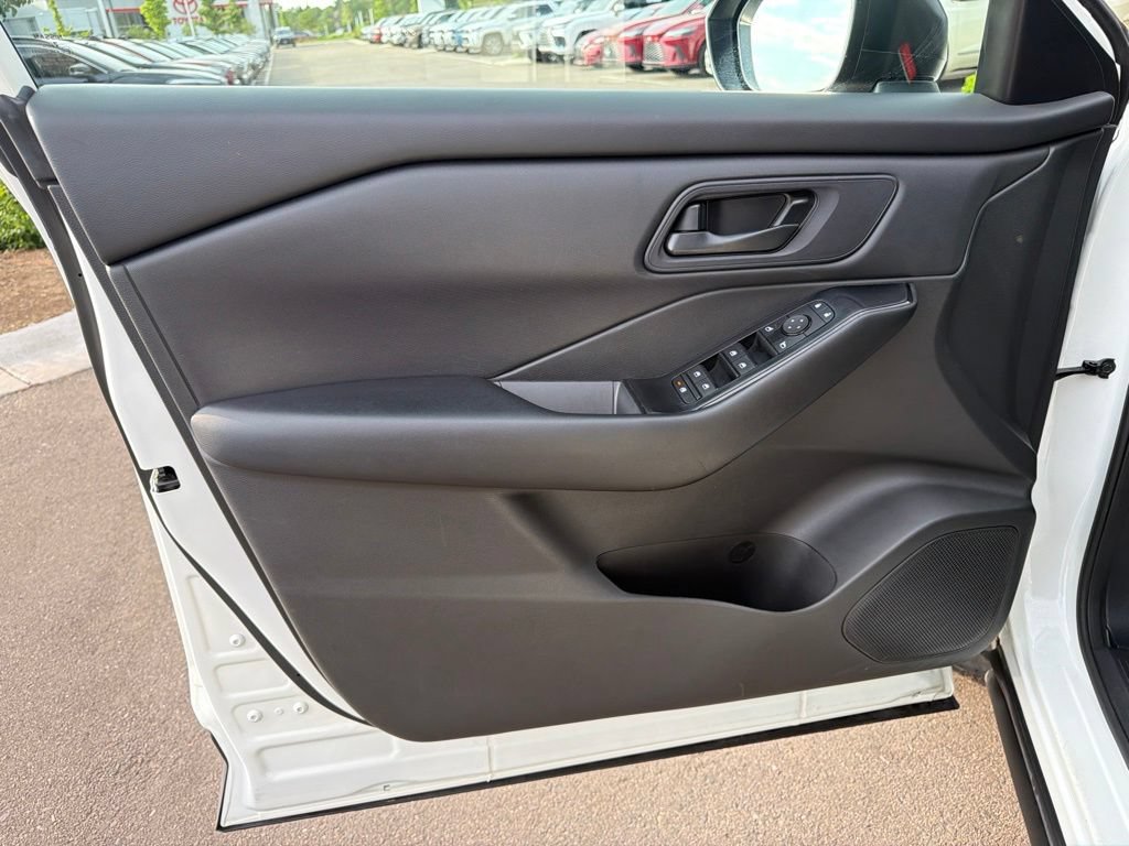 Used 2024 Nissan Rogue S AWD/4WD image 21