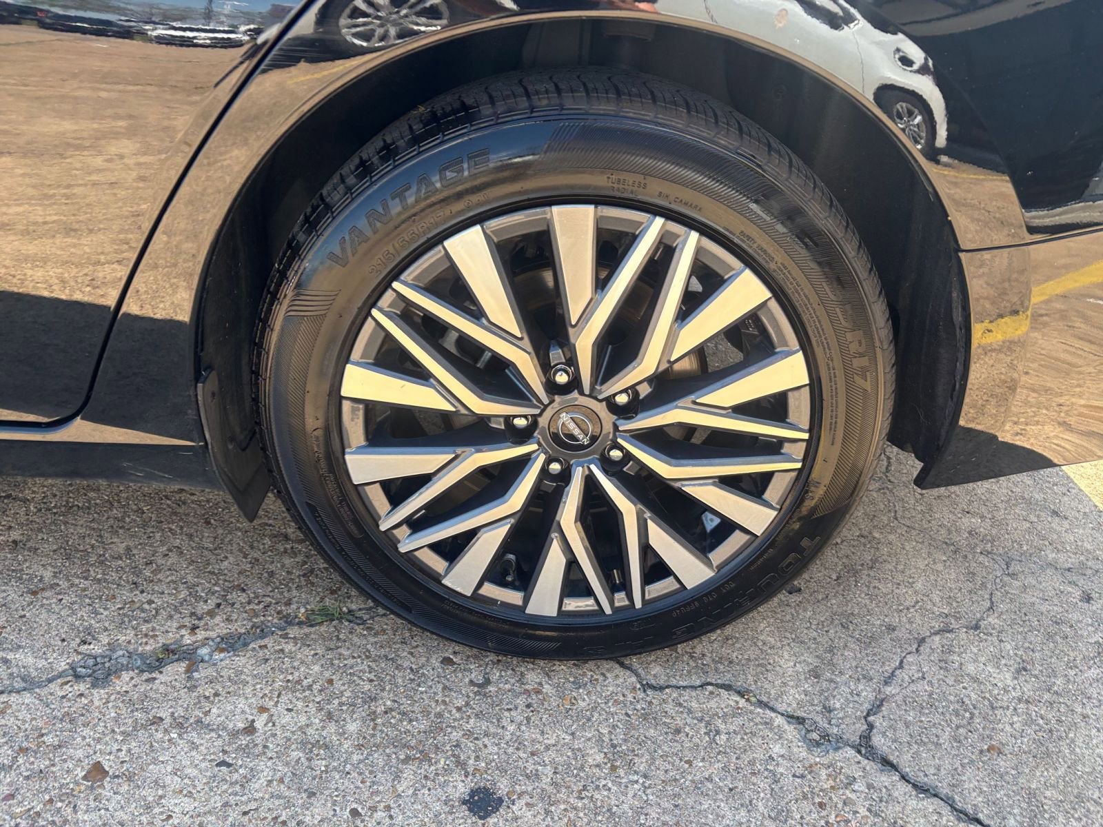Used 2025 Nissan Altima 2.5 SV FWD image 30