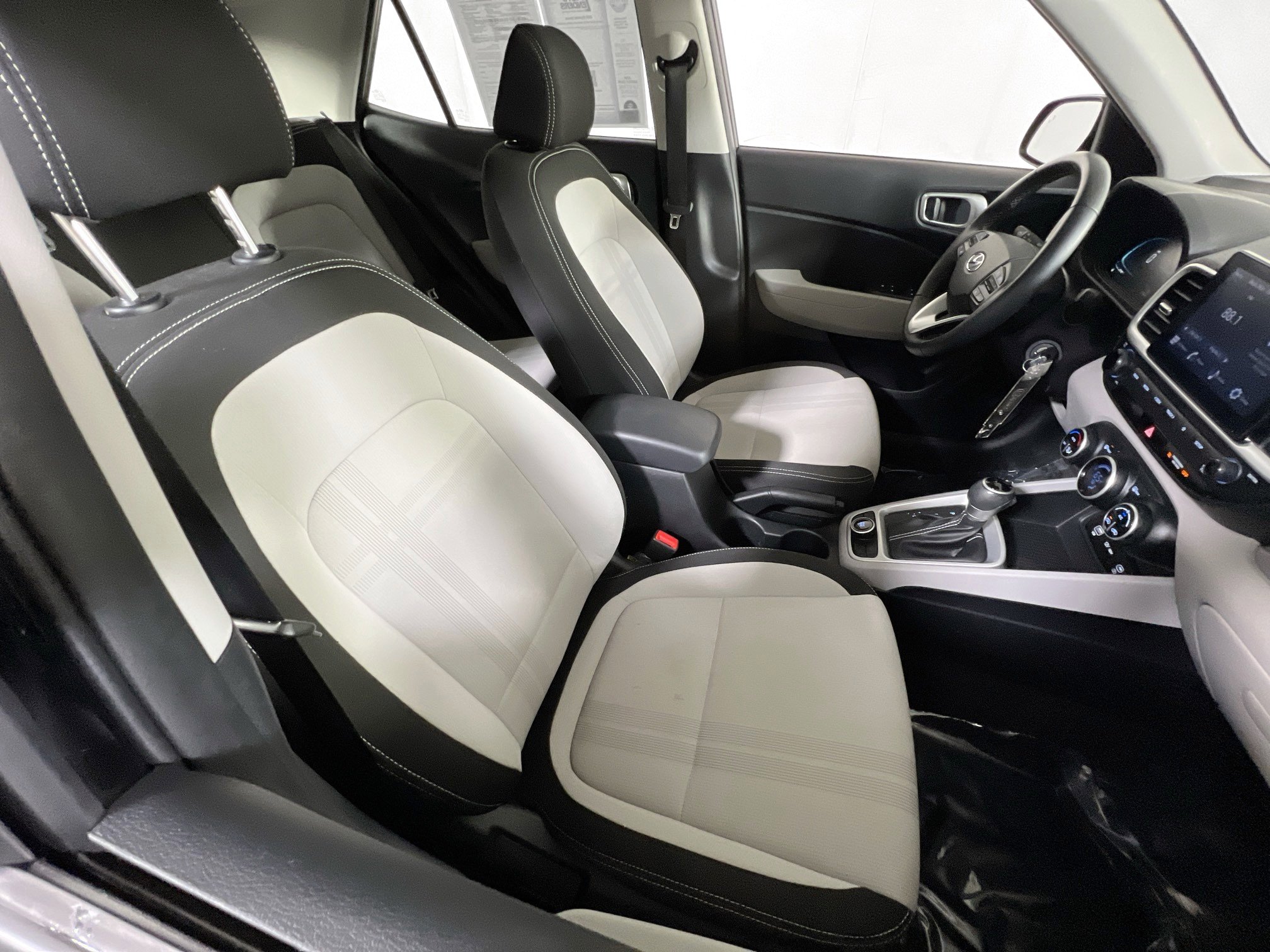 Used 2023 Hyundai Venue SEL image 26