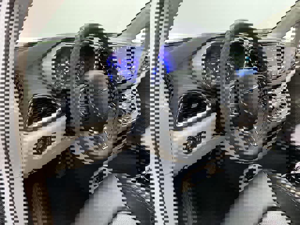 Used 2024 Chrysler Pacifica Touring-L image 2