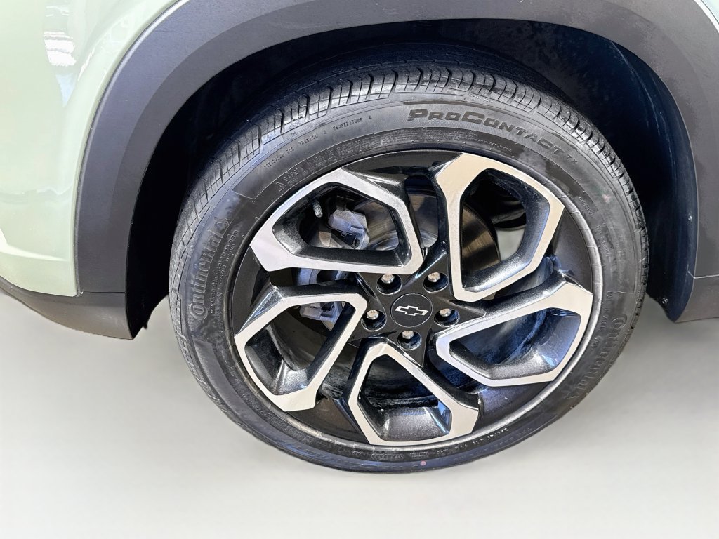 Used 2024 Chevrolet Trax RS w/ Sunroof Package FWD image 39
