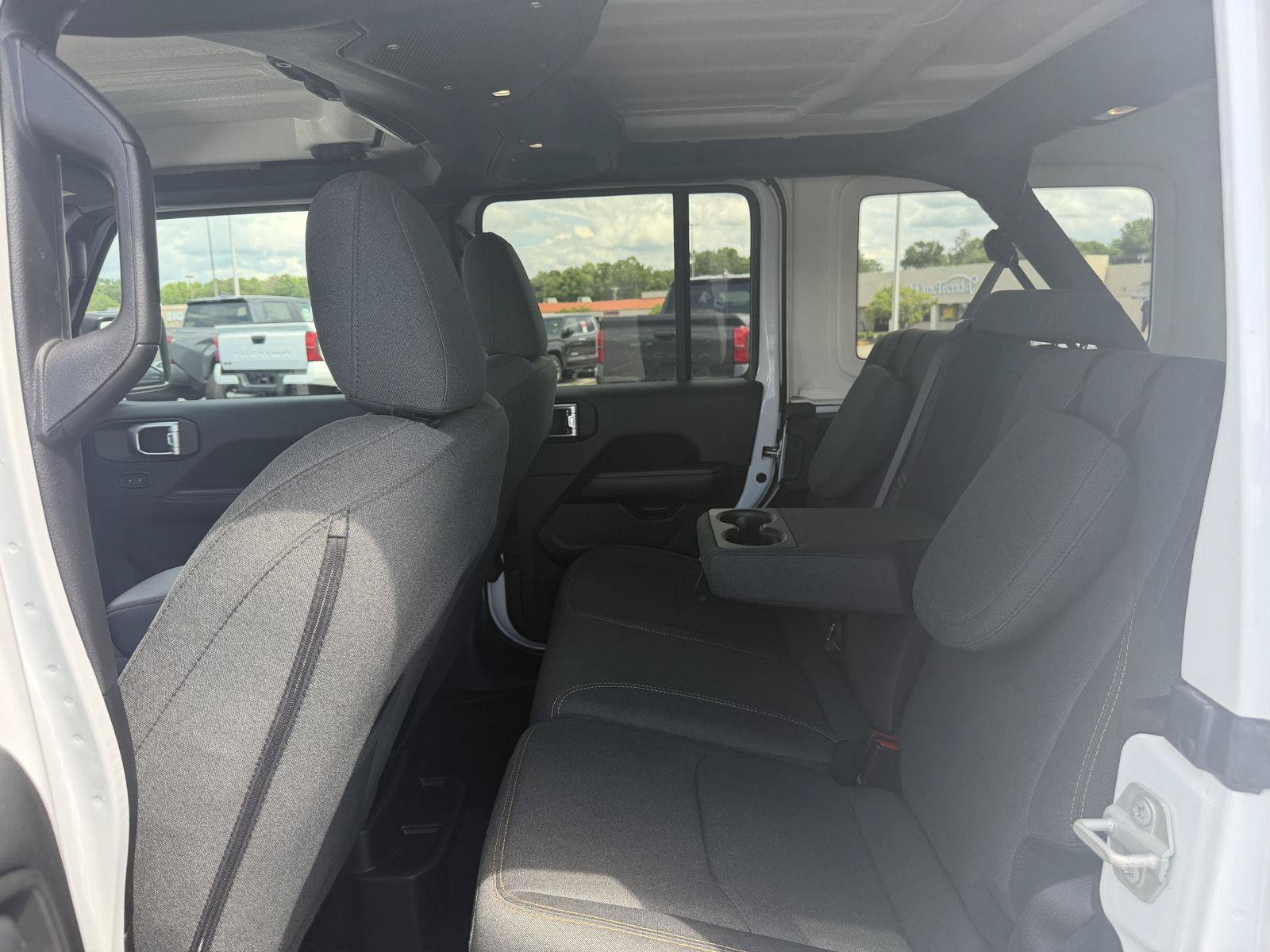 Used 2024 Jeep Wrangler Unlimited Sahara AWD/4WD image 14