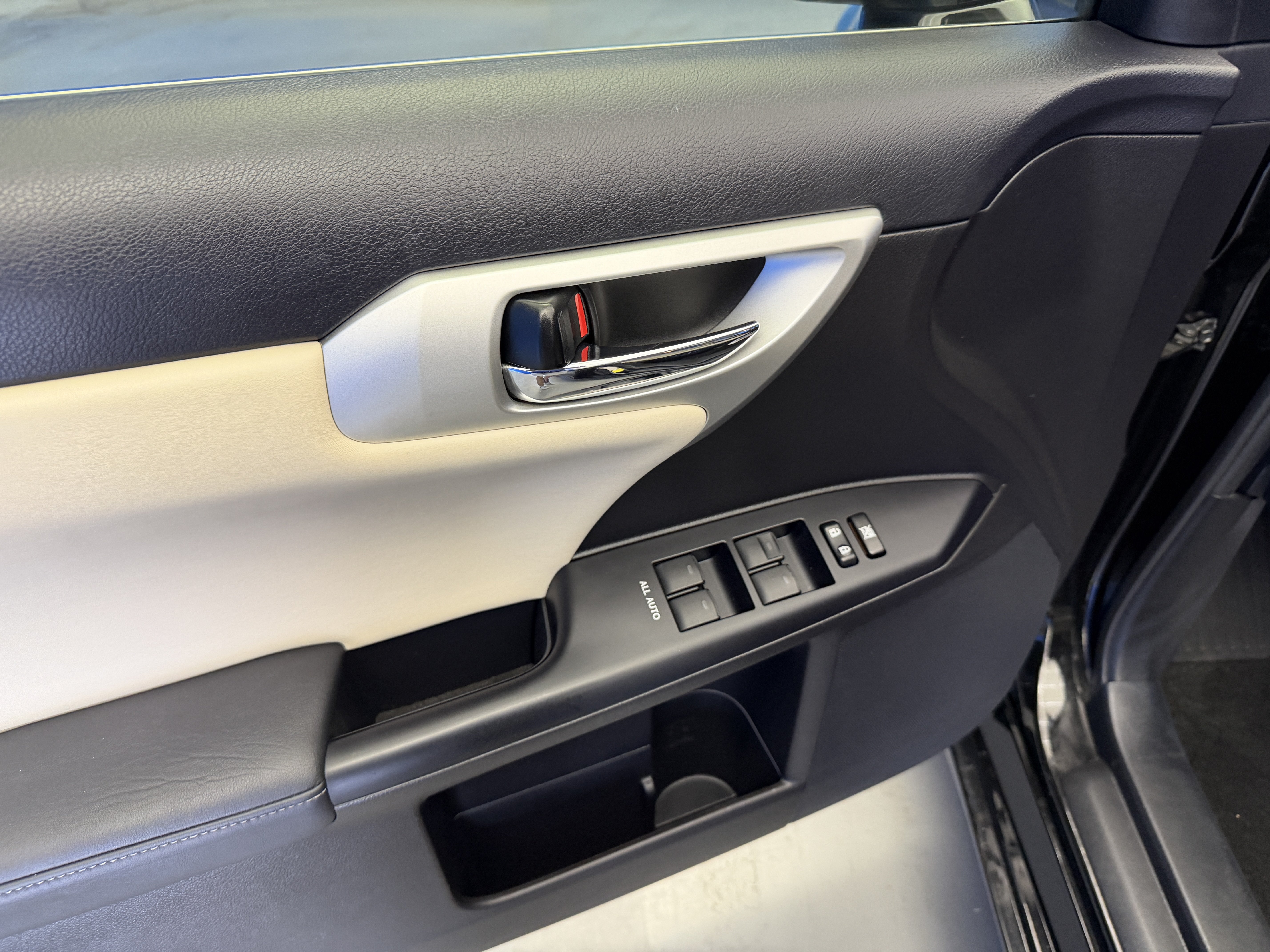 Used 2012 Lexus CT 200h Premium w/ Premium Audio Pkg FWD image 10