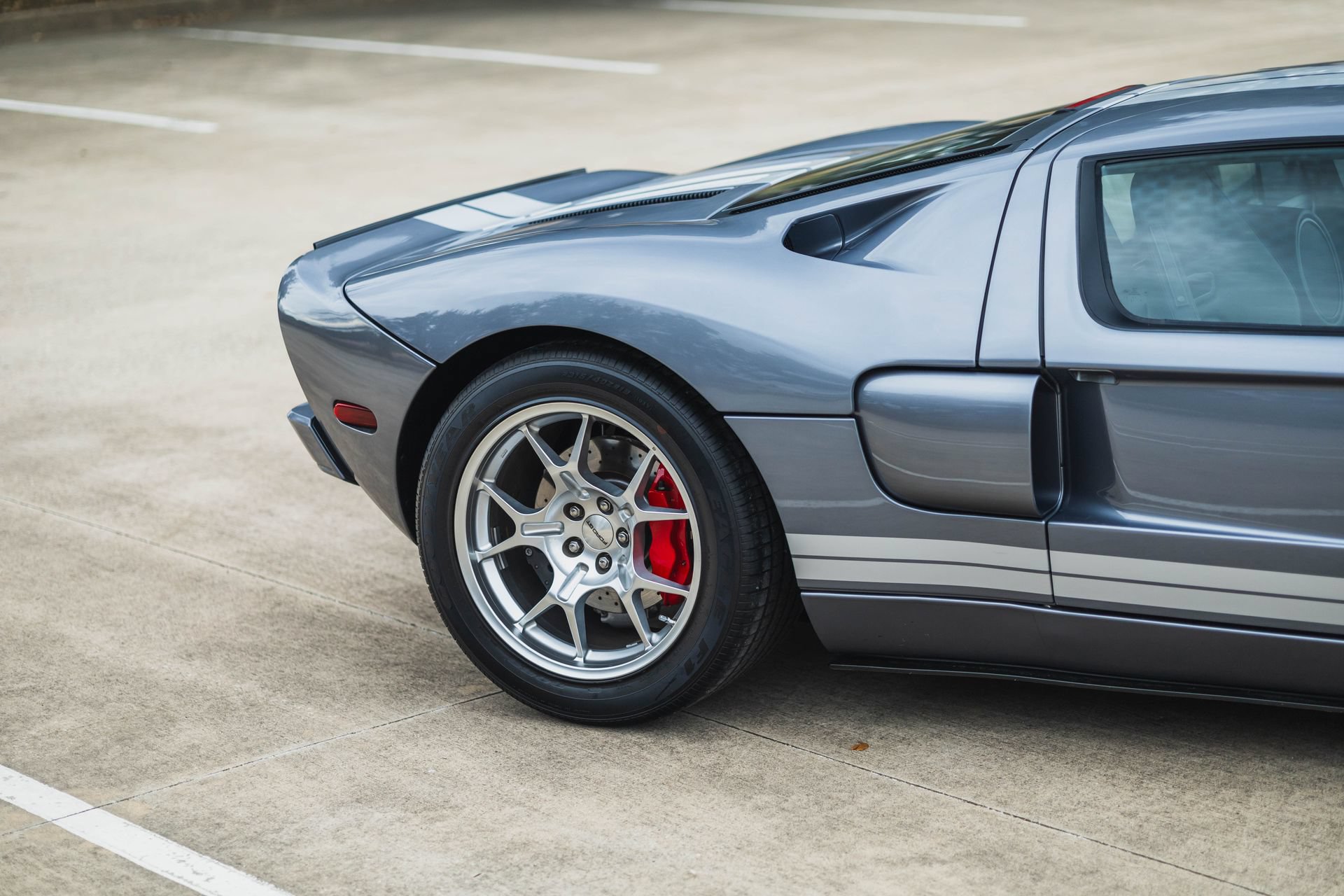 Used 2006 Ford GT RWD image 26