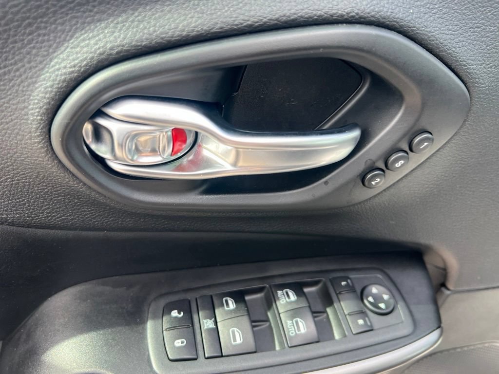 Used 2020 Jeep Cherokee Limited AWD/4WD image 28
