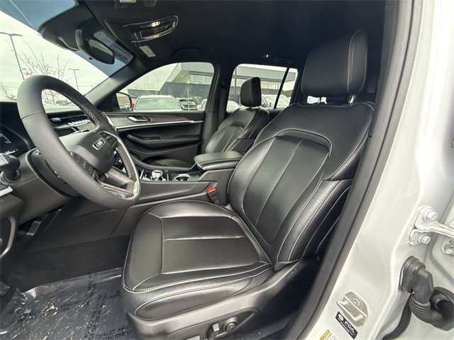 Used 2024 Jeep Grand Cherokee Limited w/ Black Appearance Package image 11