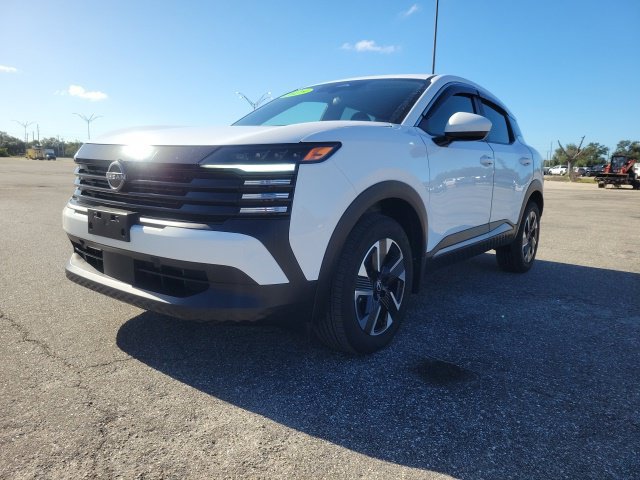 Used 2025 Nissan Kicks SV AWD/4WD image 2