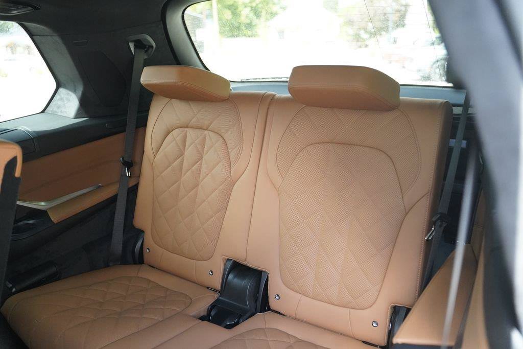 Used 2027 BMW X7 xDrive40i w/ Executive Package AWD/4WD image 11