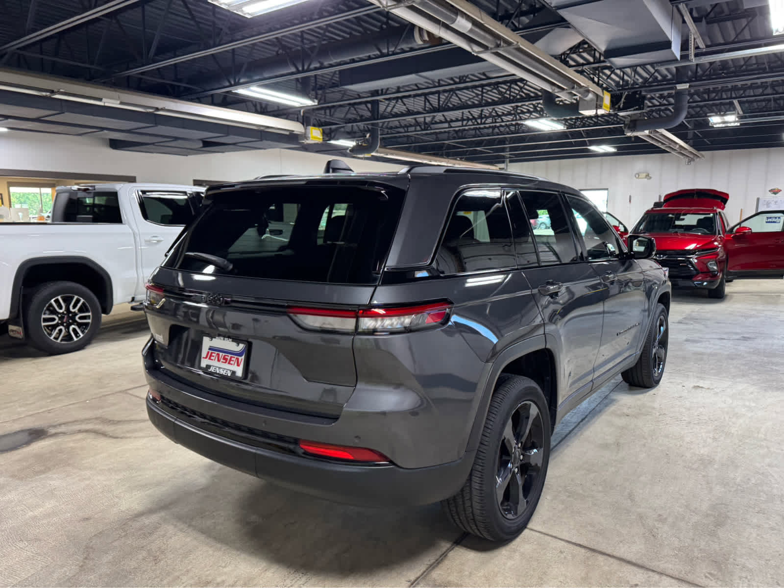Used 2023 Jeep Grand Cherokee Altitude image 4
