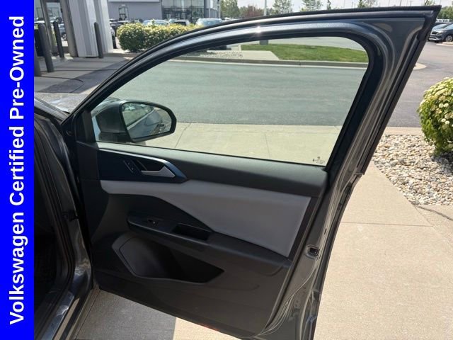Used 2023 Volkswagen Taos SE w/ Panoramic Sunroof Package AWD/4WD image 16