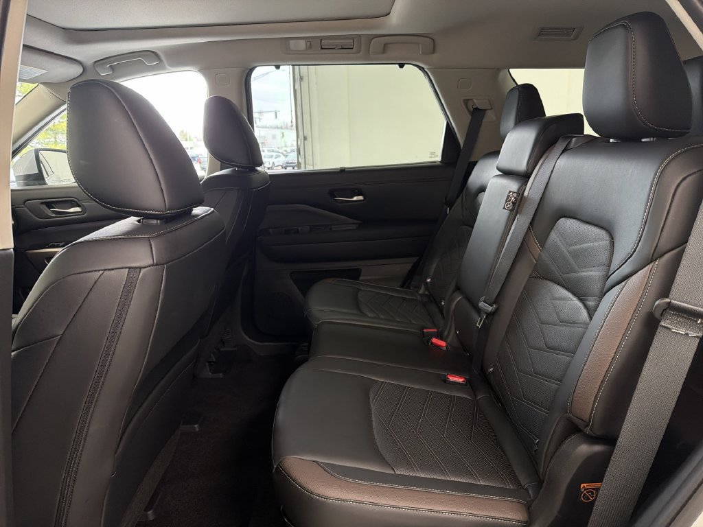 Certified 2025 Nissan Pathfinder Platinum w/ Cargo Package FWD image 20
