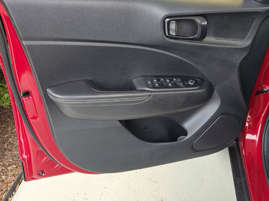 Used 2023 Hyundai Venue Limited w/ Cargo Package FWD image 27
