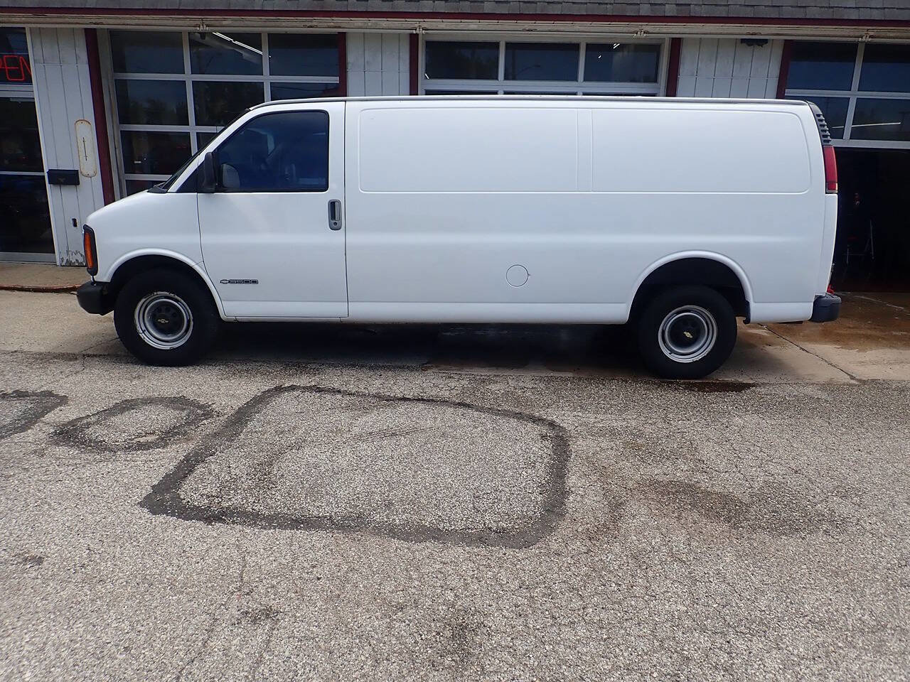 Used 2000 Chevrolet Express 3500 Extended RWD image 29