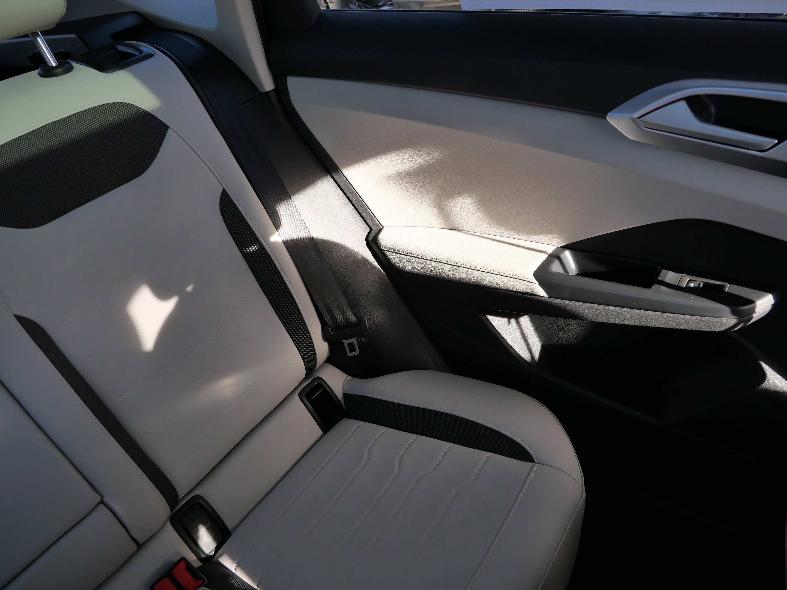 Certified 2025 Volkswagen Taos SE image 14