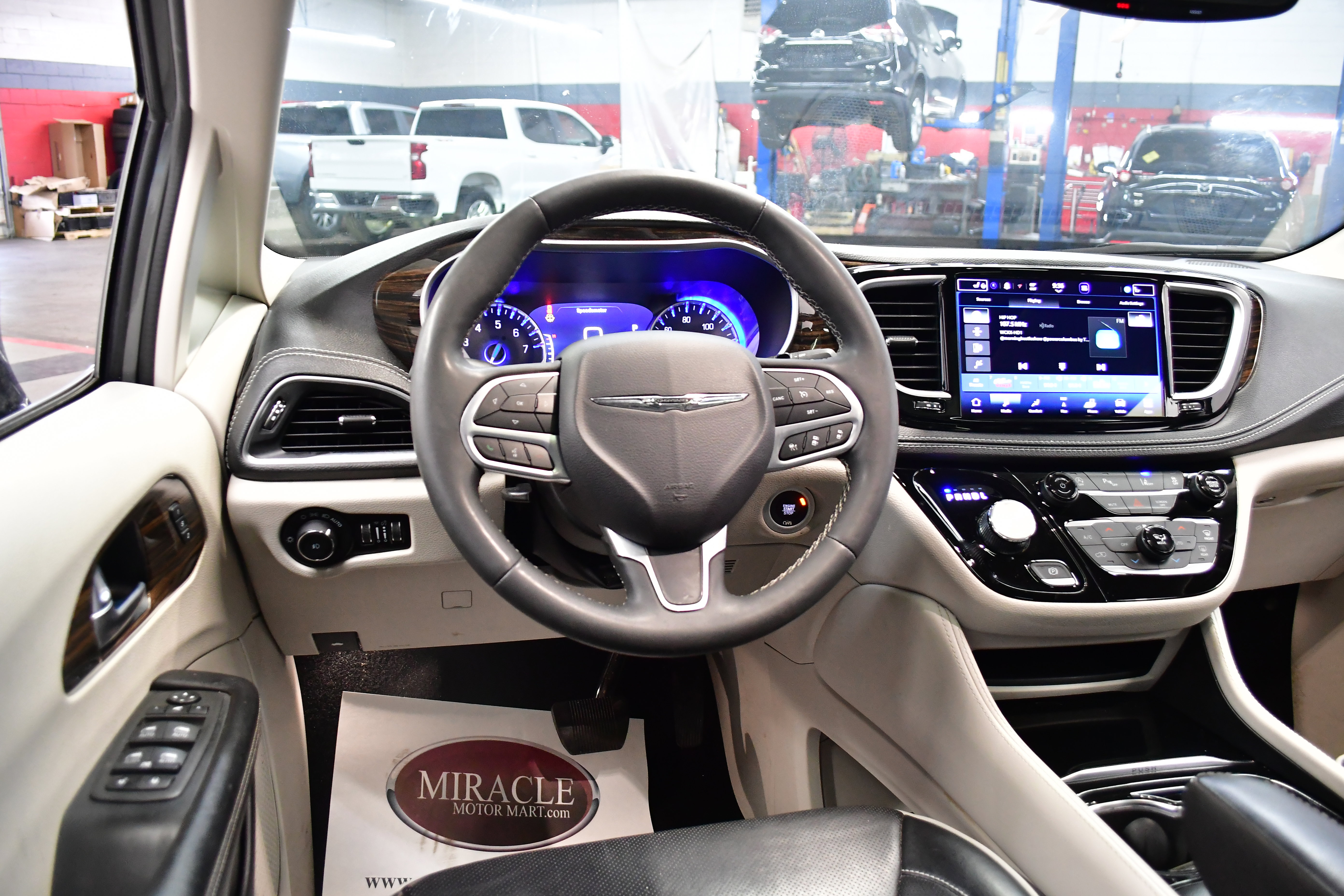 Used 2023 Chrysler Pacifica Limited FWD image 9