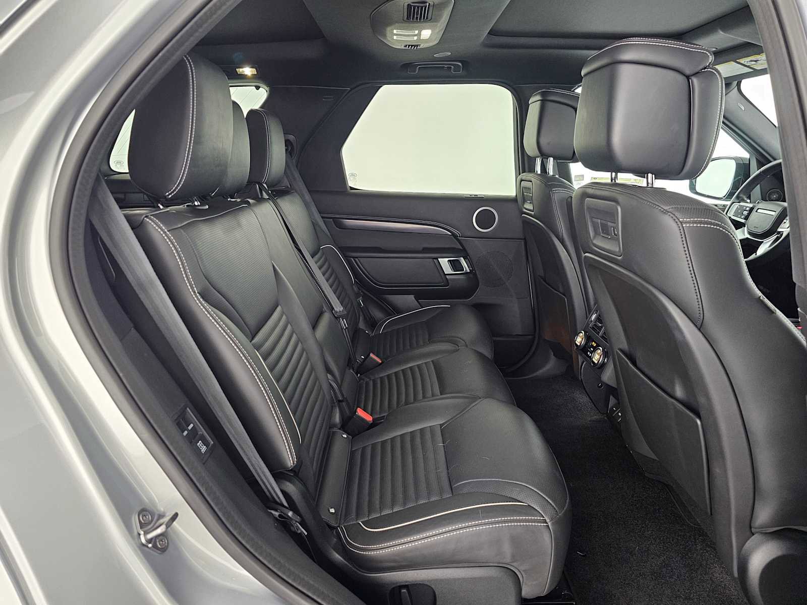 Used 2024 Land Rover Discovery Metropolitan Edition image 12