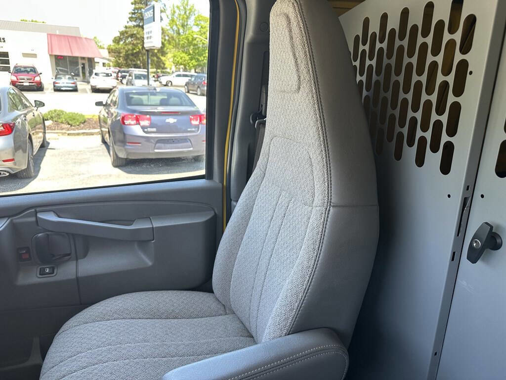 Used 2022 Chevrolet Express 2500 image 27