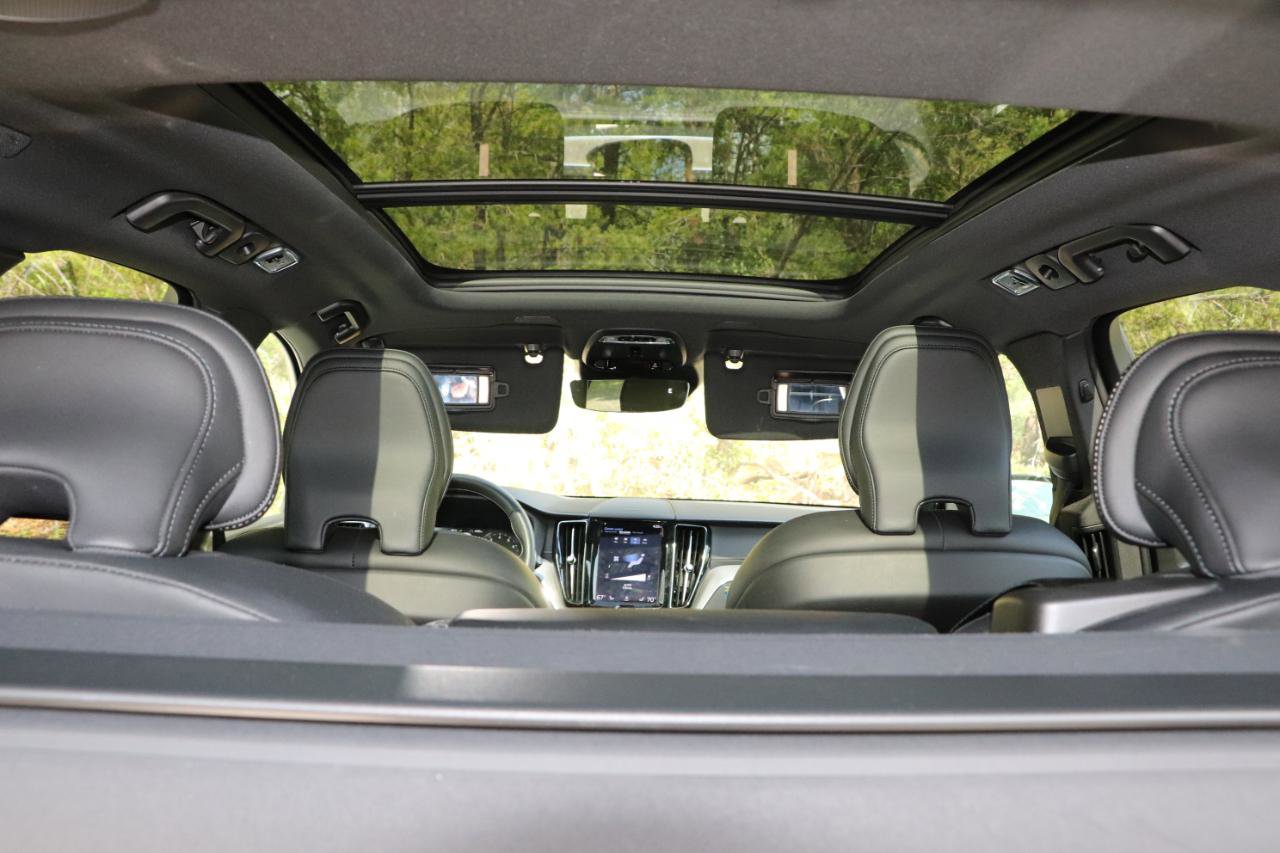 Used 2021 Volvo XC60 T5 R-Design w/ Advanced Package image 10